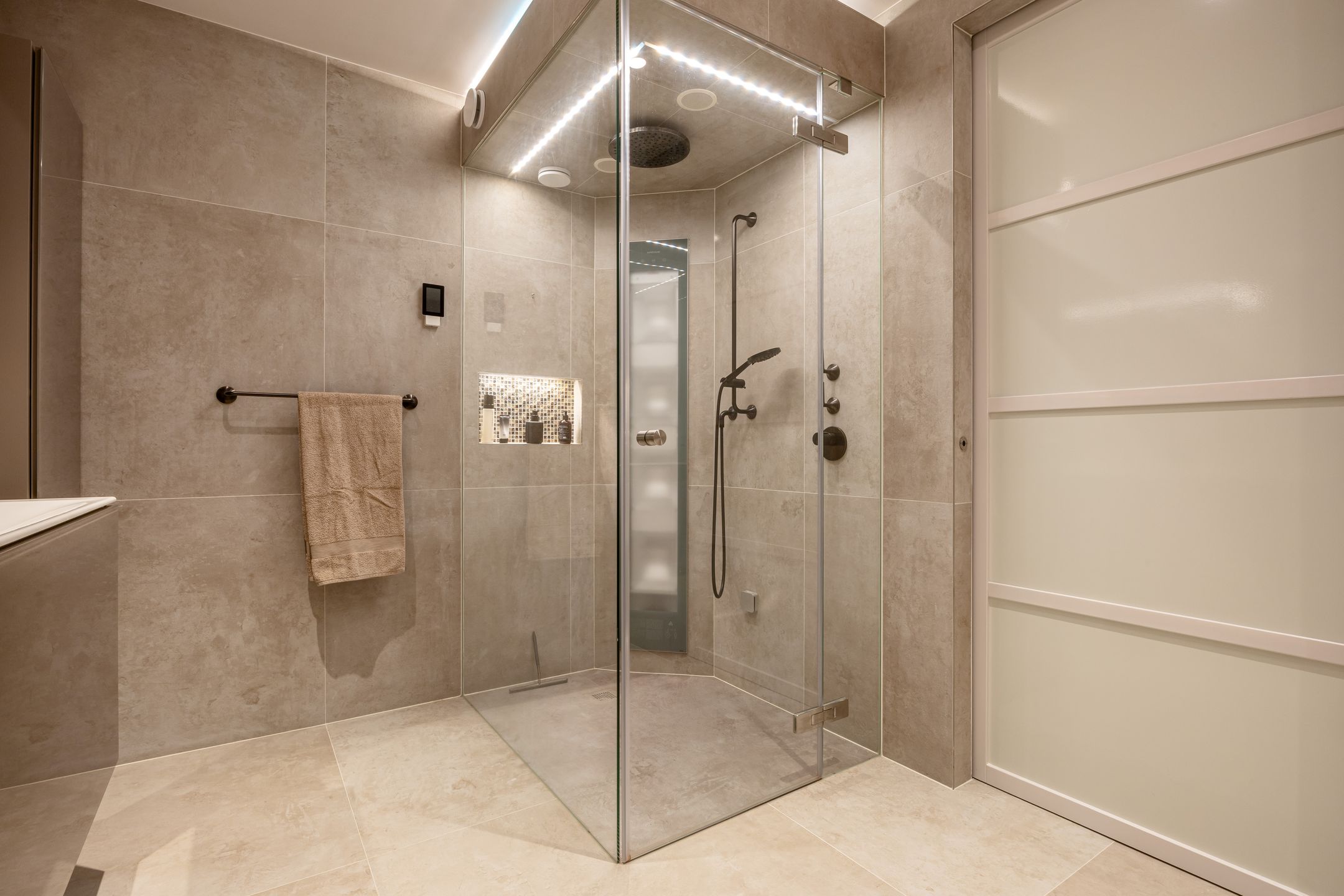 Photo 33 of Kennemerstraatweg 143-B