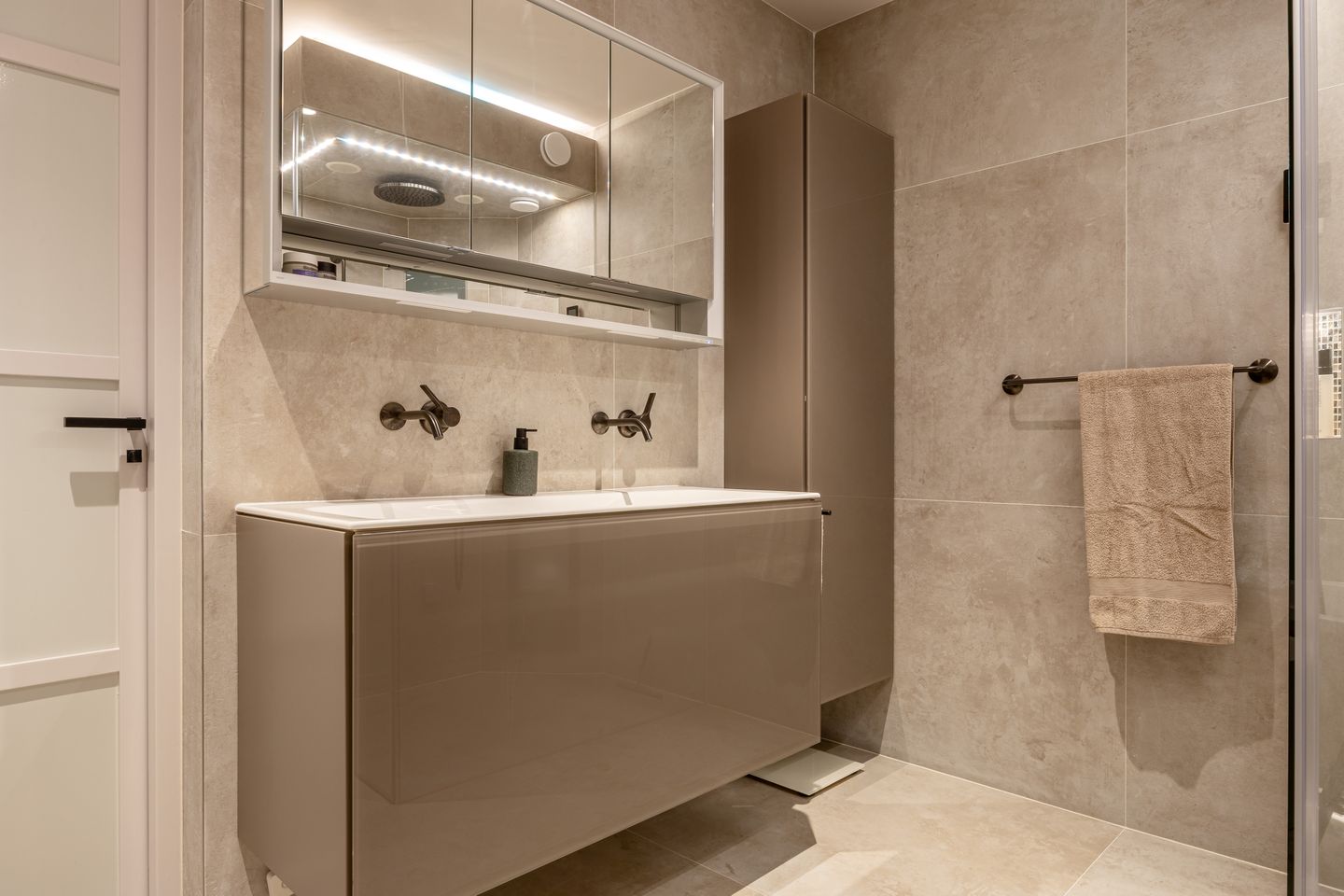 Photo 35 of Kennemerstraatweg 143-B