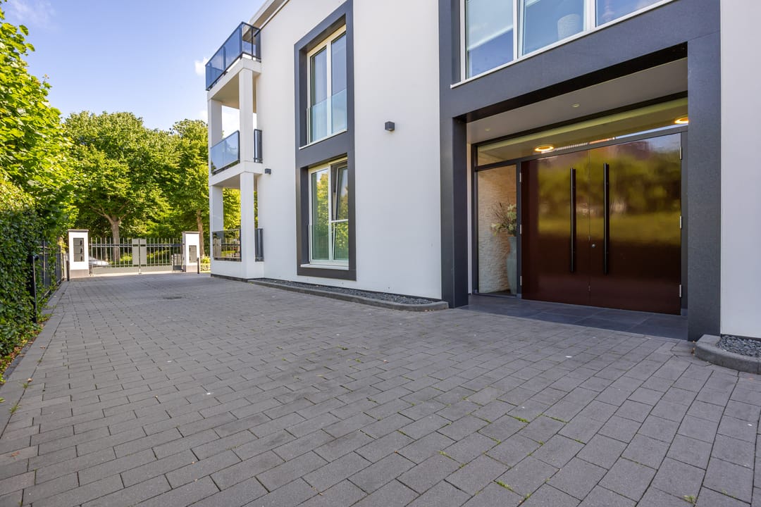 Photo 38 of Kennemerstraatweg 143-B