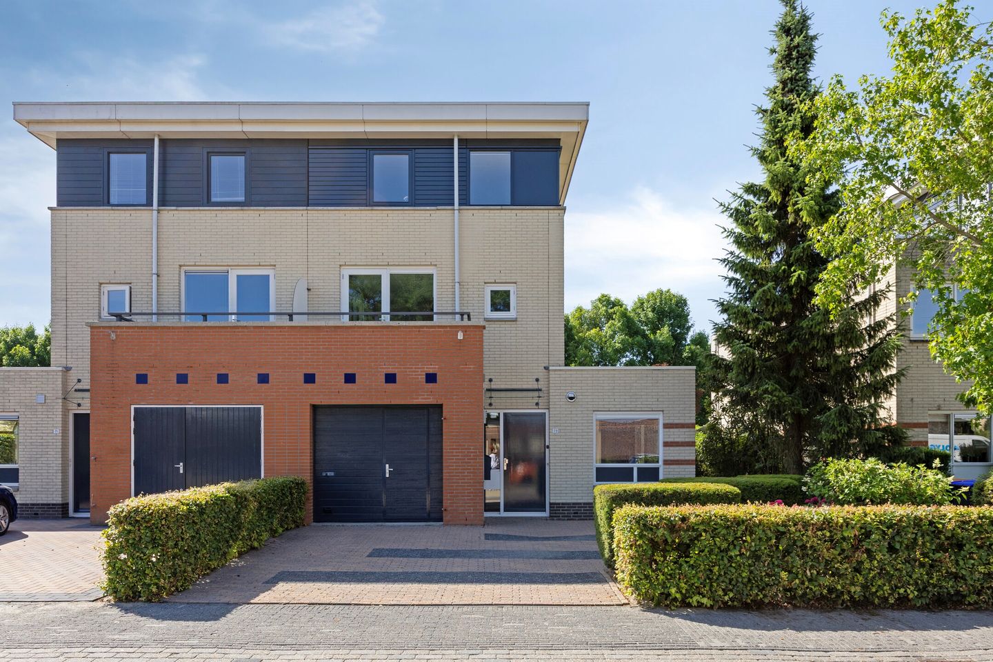 Foto 1 van Smaragd 73