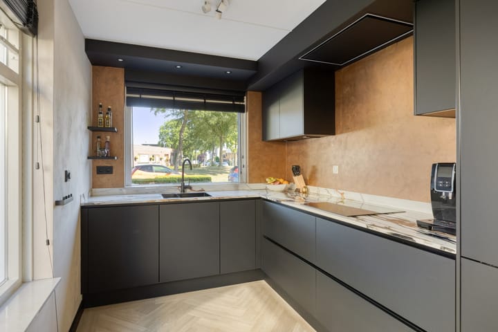 Foto 2 van Smaragd 73