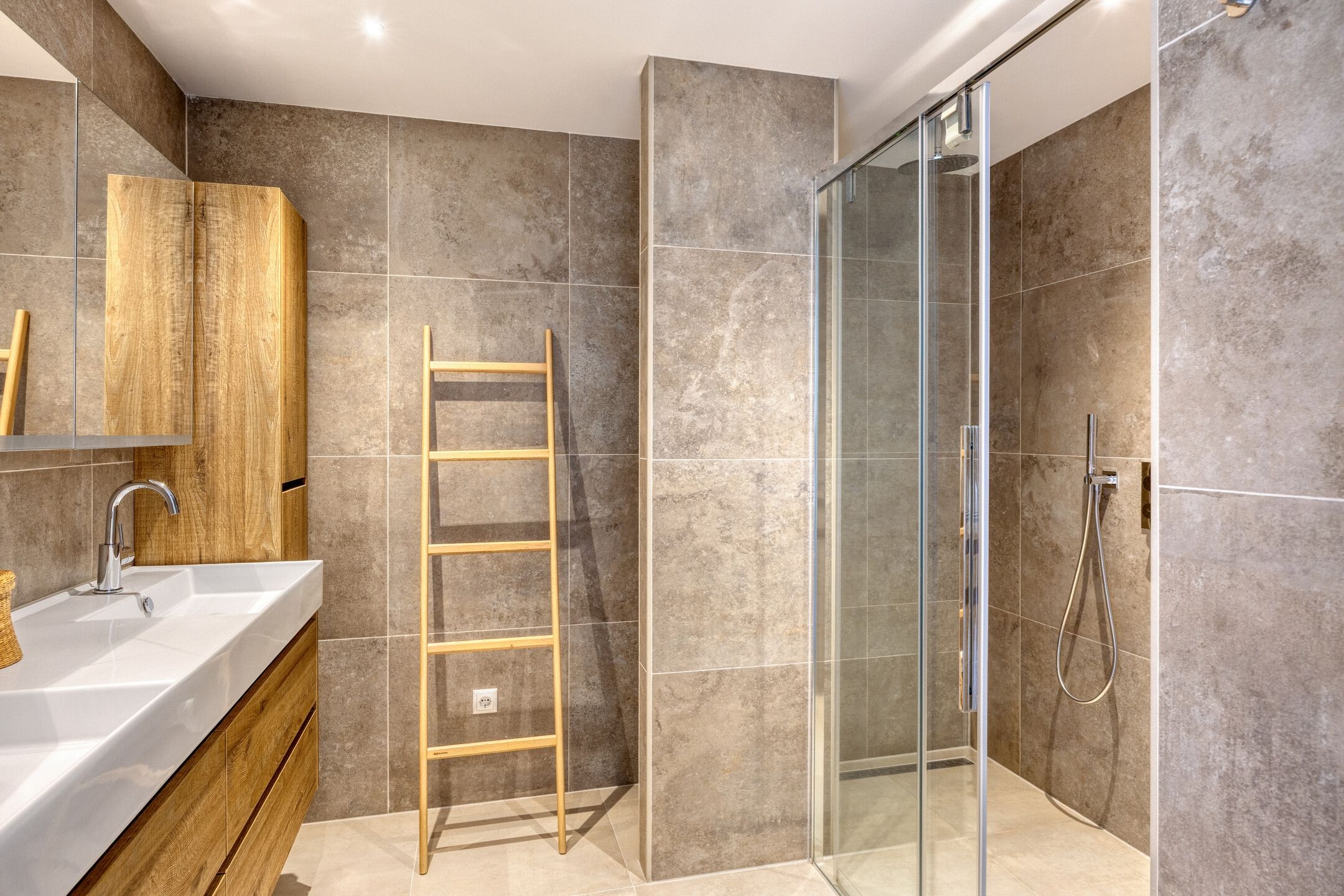 Foto 3 van Smaragd 73