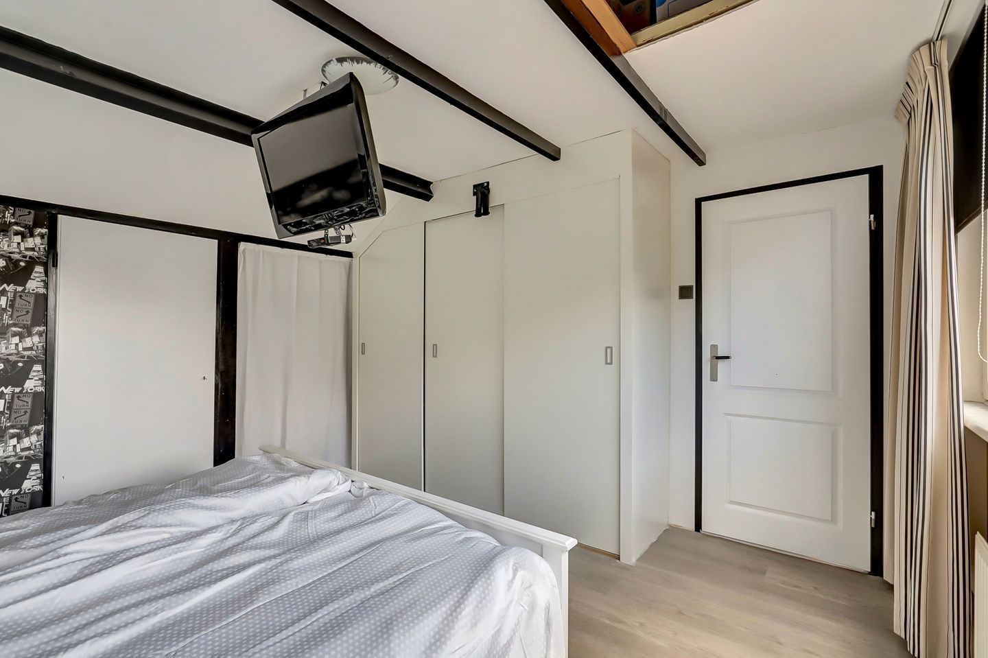 Photo 25 of Hugo van Voorneweg 66