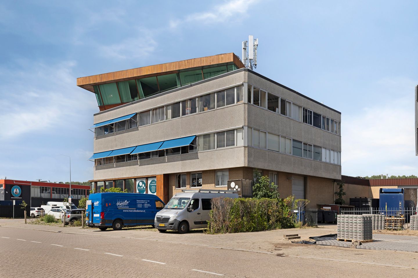Bekijk foto 2 van IJsselmeerlaan 2