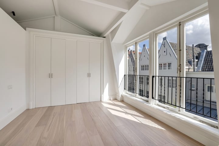 Bekijk foto van Oudezijds Achterburgwal 105 E