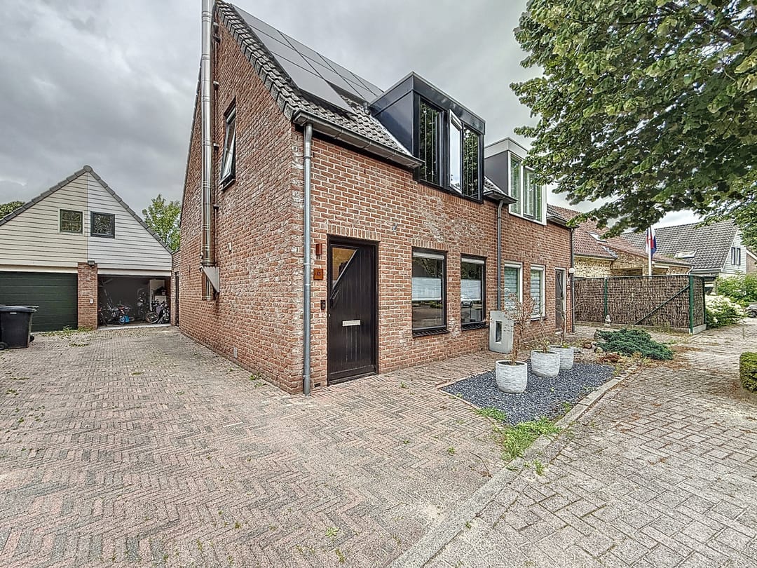 Photo 2 of Hanzestraat 15
