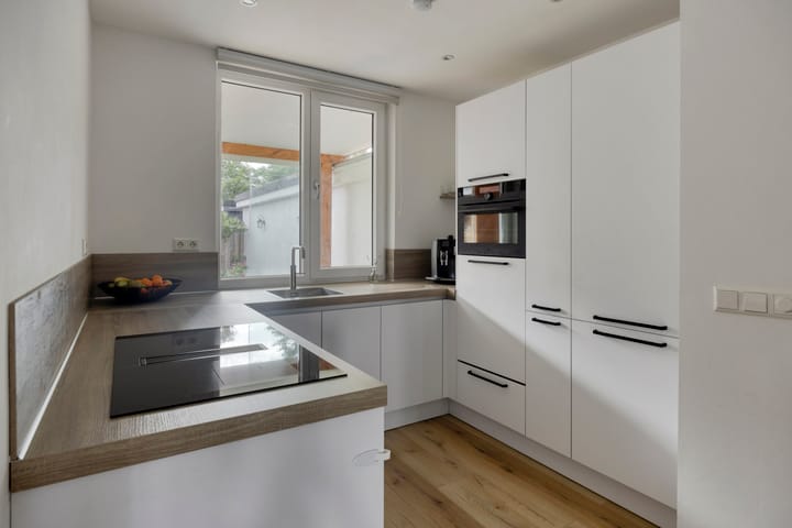 Photo 12 of Vincent Lübeckstraat 2