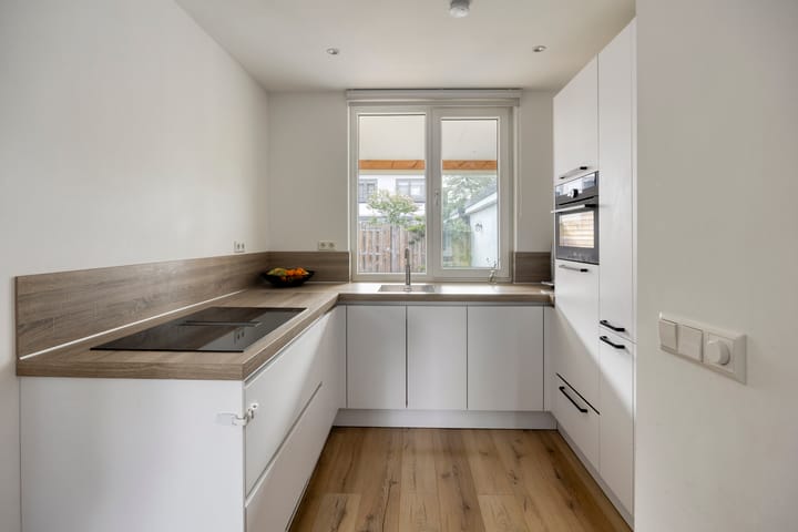 Photo 13 of Vincent Lübeckstraat 2