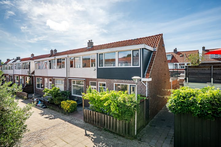 Photo 1 of Warmoezenierstraat 17