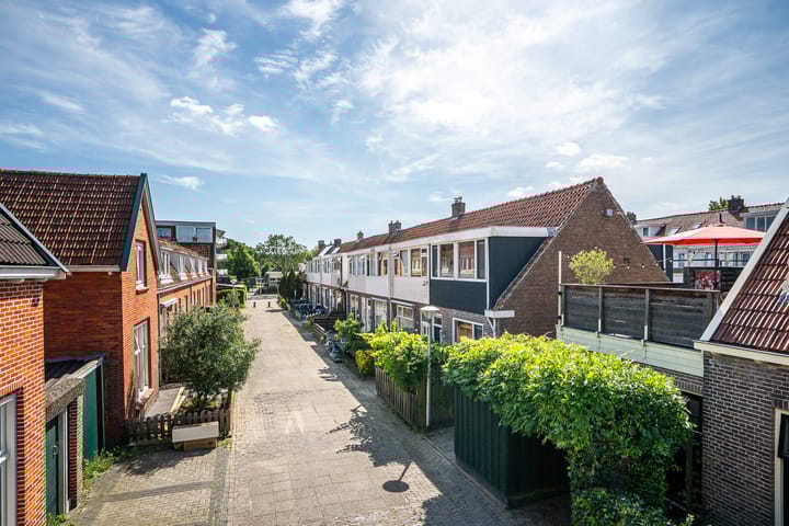 Photo 3 of Warmoezenierstraat 17