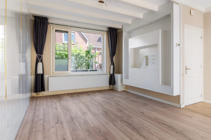 Photo 5 of Warmoezenierstraat 17