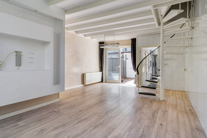 Photo 7 of Warmoezenierstraat 17