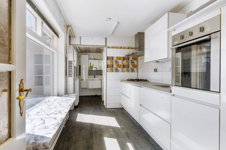 Photo 8 of Warmoezenierstraat 17