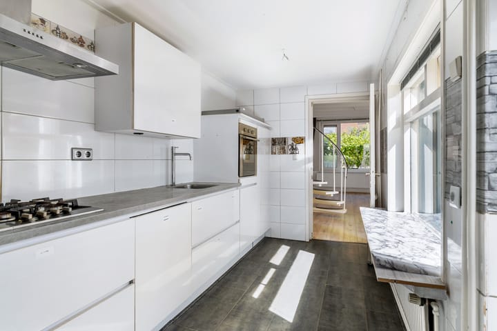 Photo 9 of Warmoezenierstraat 17