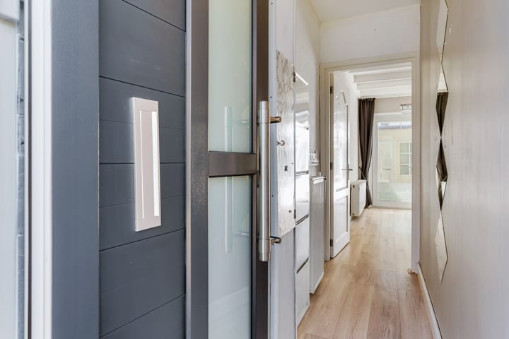 Photo 11 of Warmoezenierstraat 17