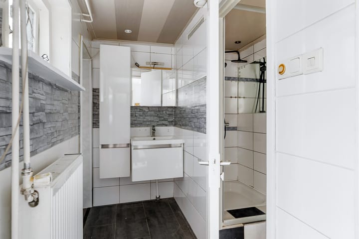 Photo 12 of Warmoezenierstraat 17