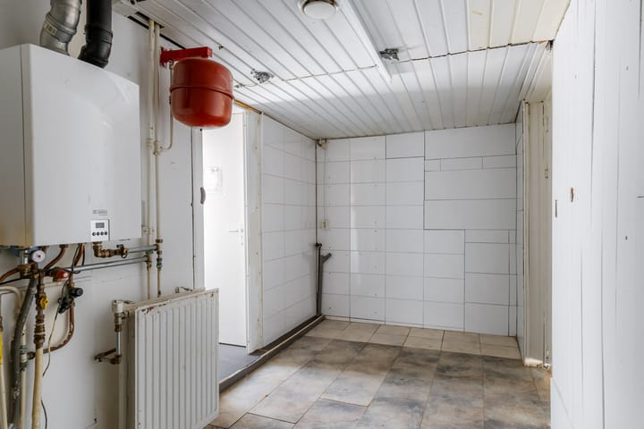 Photo 15 of Warmoezenierstraat 17