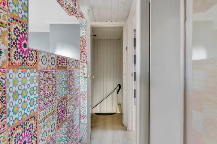 Photo 17 of Warmoezenierstraat 17