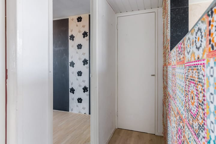 Photo 18 of Warmoezenierstraat 17