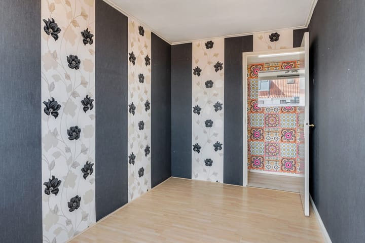 Photo 22 of Warmoezenierstraat 17