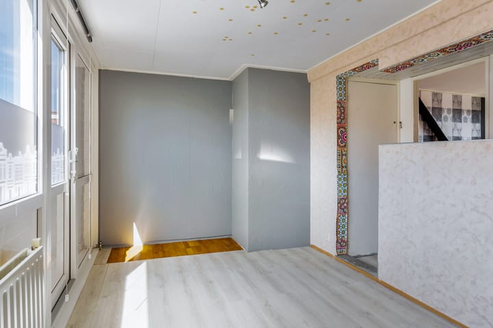 Photo 24 of Warmoezenierstraat 17