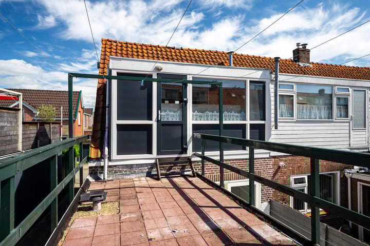 Photo 26 of Warmoezenierstraat 17