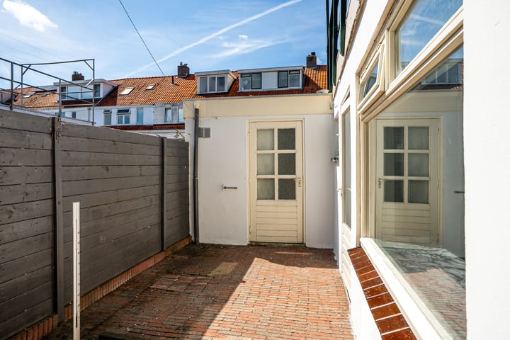 Photo 28 of Warmoezenierstraat 17