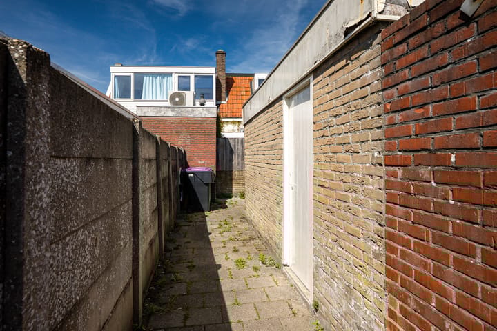 Photo 31 of Warmoezenierstraat 17