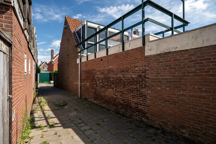 Photo 32 of Warmoezenierstraat 17