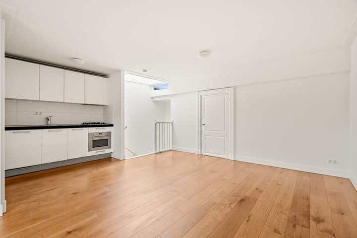 Photo 2 of Willem van Noortstraat 182-B