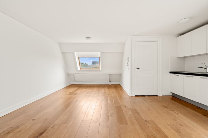 Photo 10 of Willem van Noortstraat 182-B