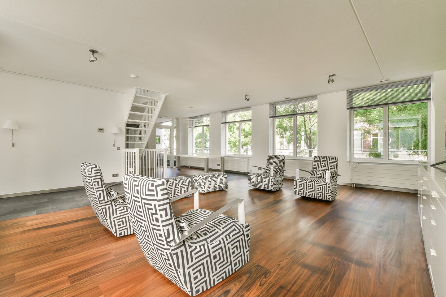 Foto 5 van Burgemeester De Monchyplein 10-0