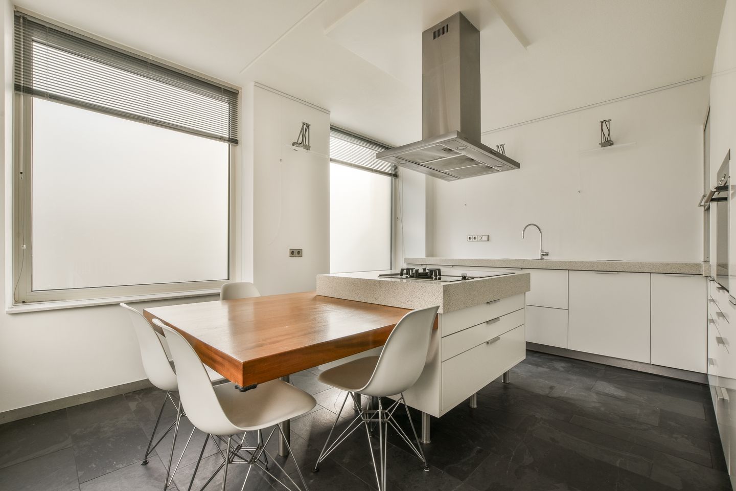 Foto 10 van Burgemeester De Monchyplein 10-0