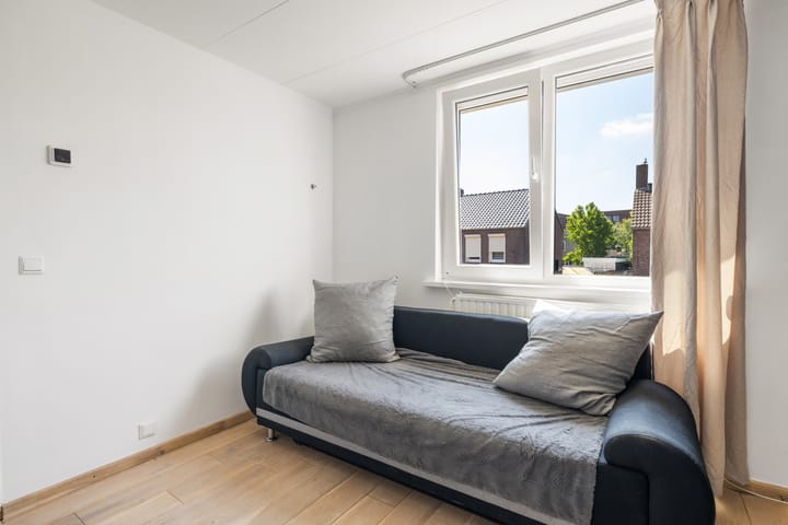 Foto 17 van Deken Rhoenstraat 5