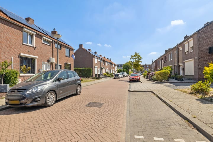 Foto 38 van Deken Rhoenstraat 5