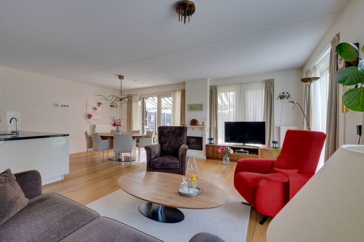 Photo 2 of Julianalaan 2-A