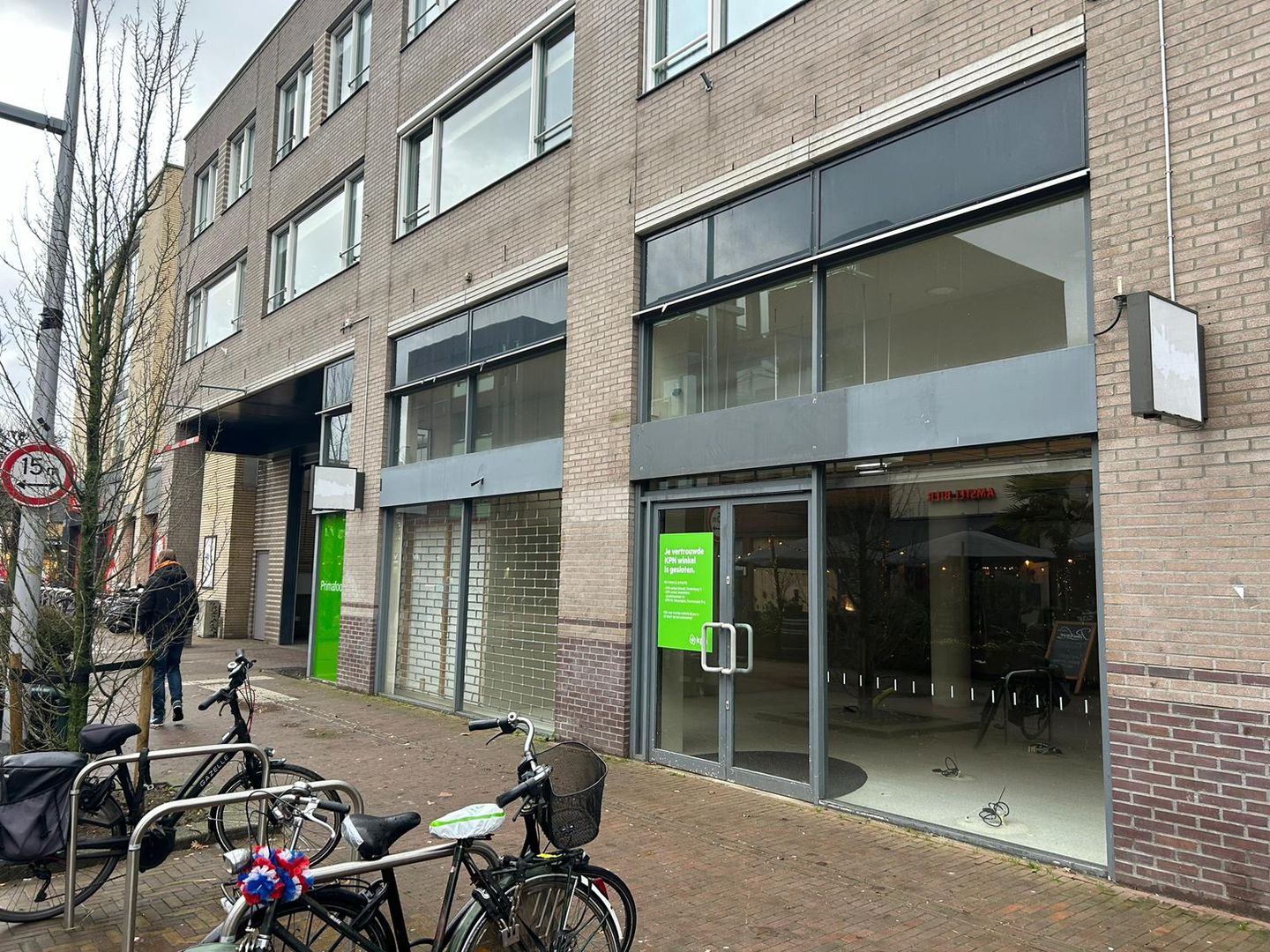 Bekijk foto 2 van Weeshuislaan 1