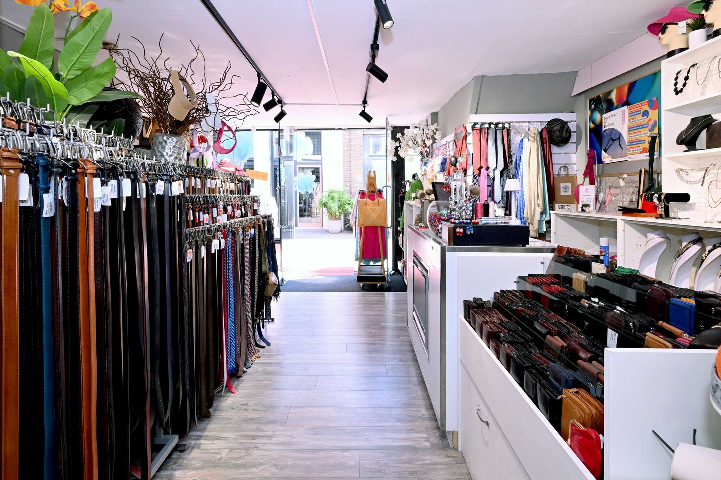 View photo 5 of Grote Overstraat 28