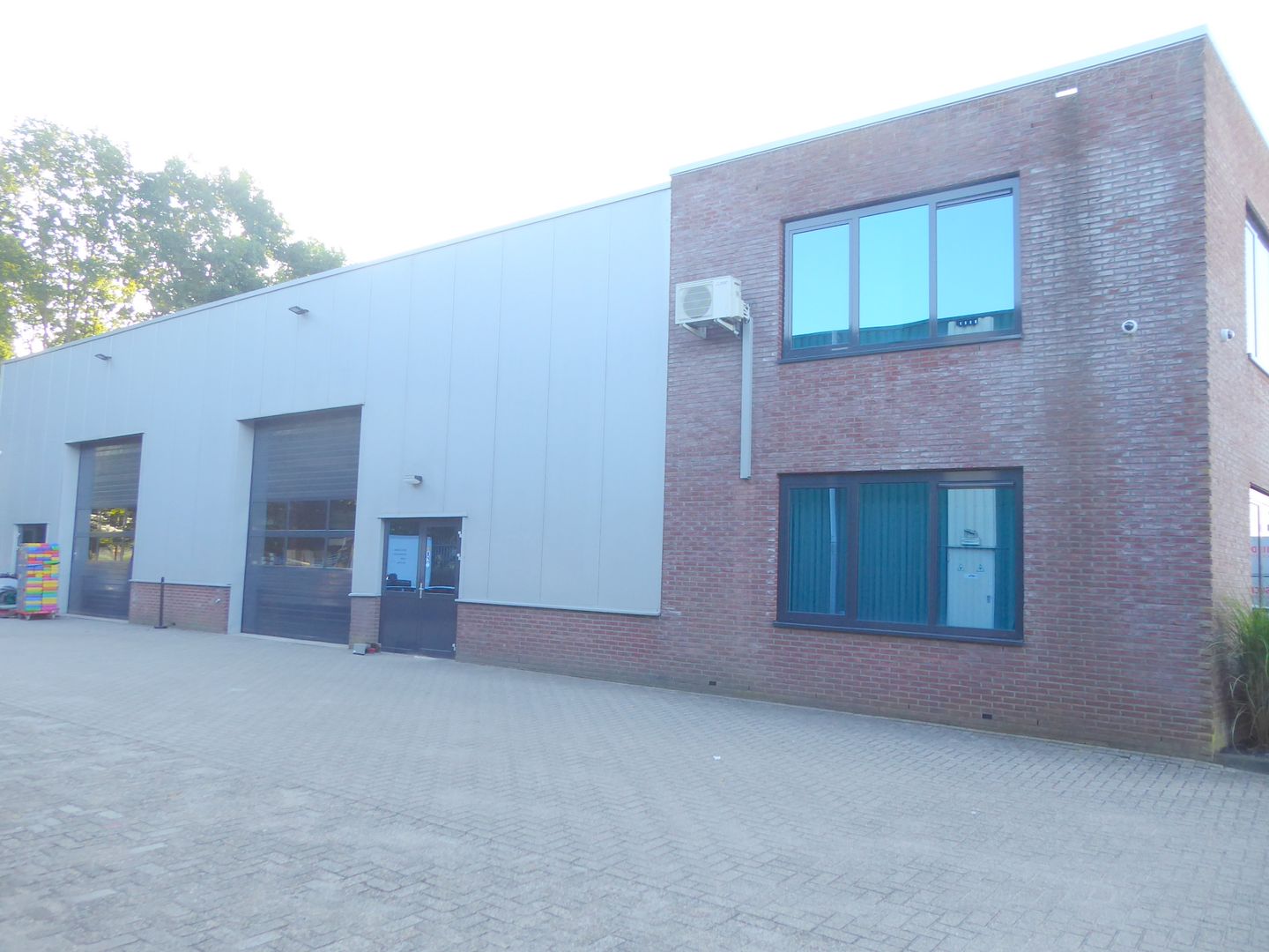 View photo 2 of Stationsweg Oost 281-G