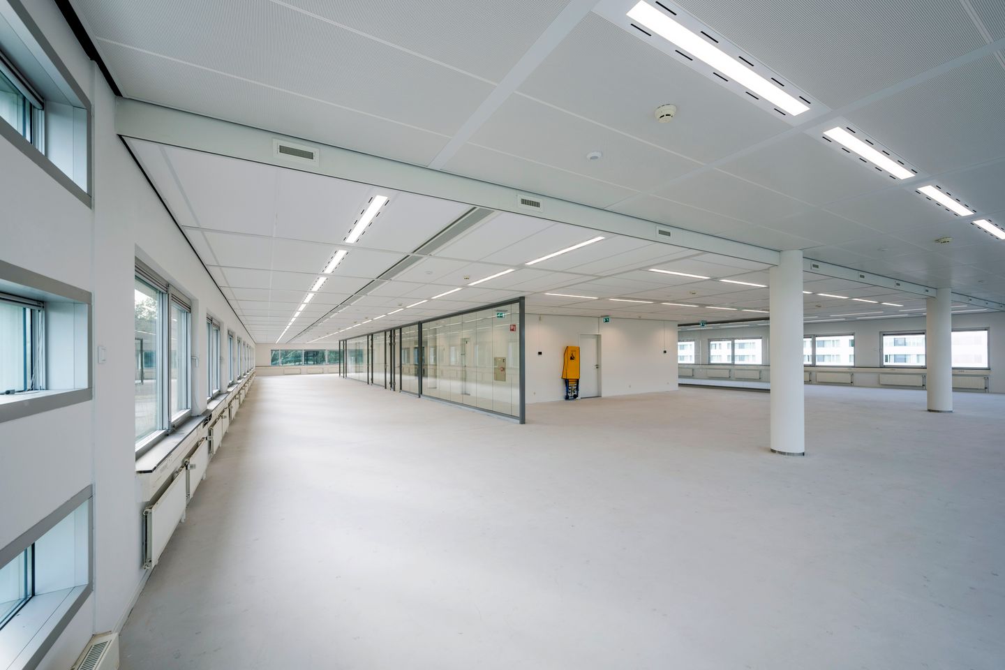 Bekijk foto 4 van Stationsplein-ZW 961-1019