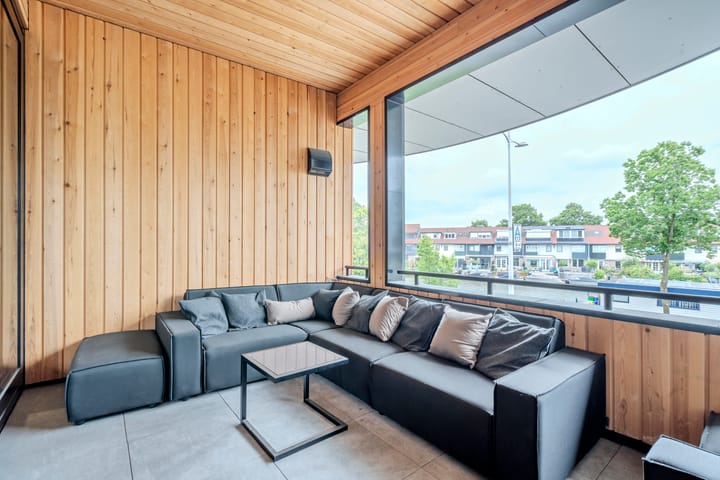 Photo 2 of Oosterweezenstraat 101-B