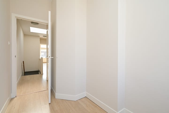 Foto 11 van Caan van Necklaan 25-A