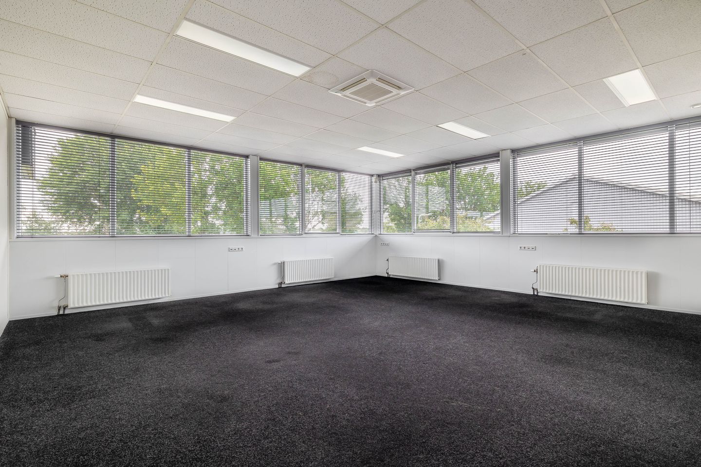 Bekijk foto 2 van Nijverheidslaan 49