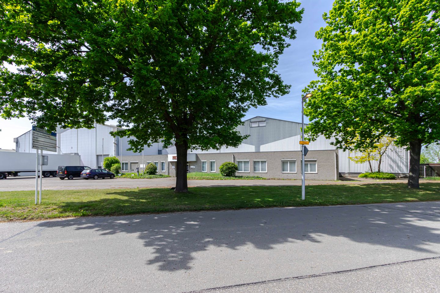 View photo 1 of Schoenerweg 32