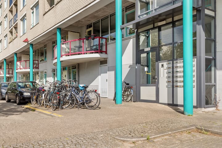 Photo 6 of Aartsbisschop Romerostraat 161