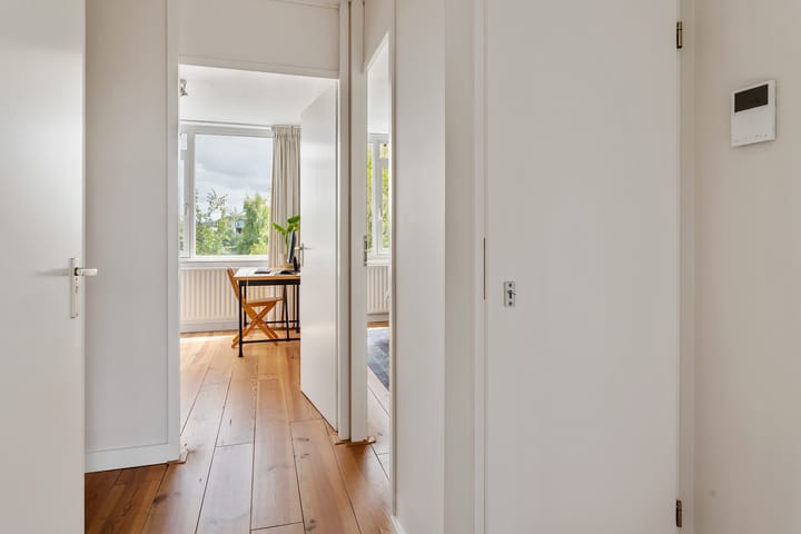 Photo 14 of Aartsbisschop Romerostraat 161