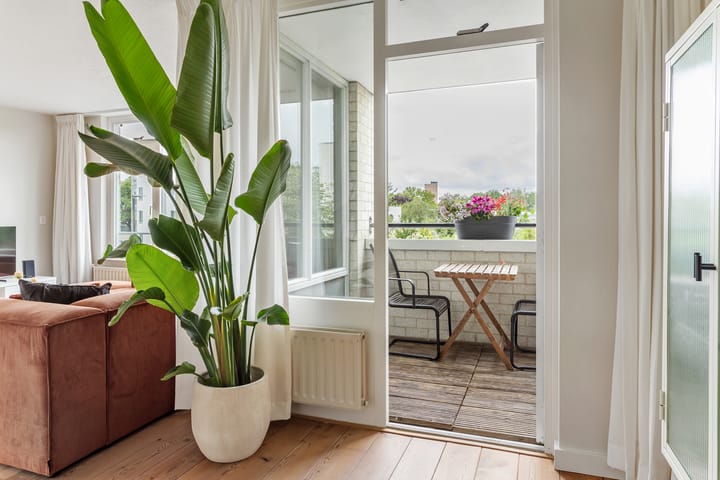 Photo 33 of Aartsbisschop Romerostraat 161