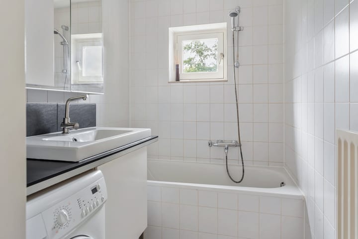 Photo 40 of Aartsbisschop Romerostraat 161