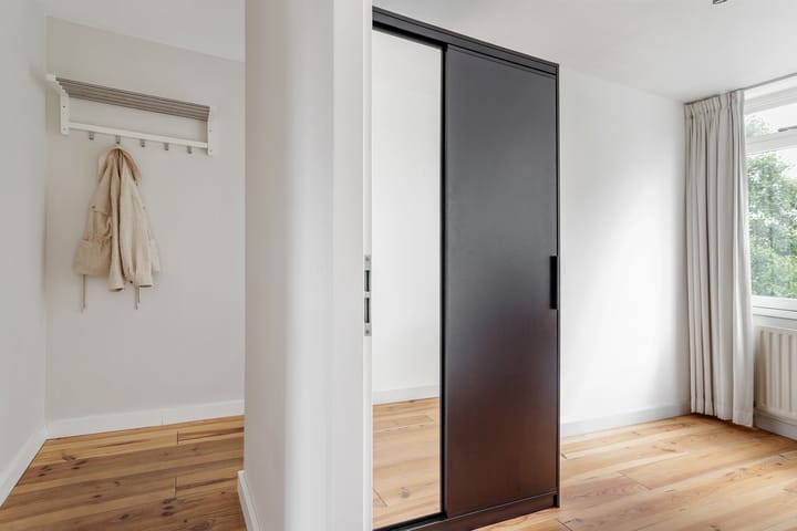 Photo 43 of Aartsbisschop Romerostraat 161