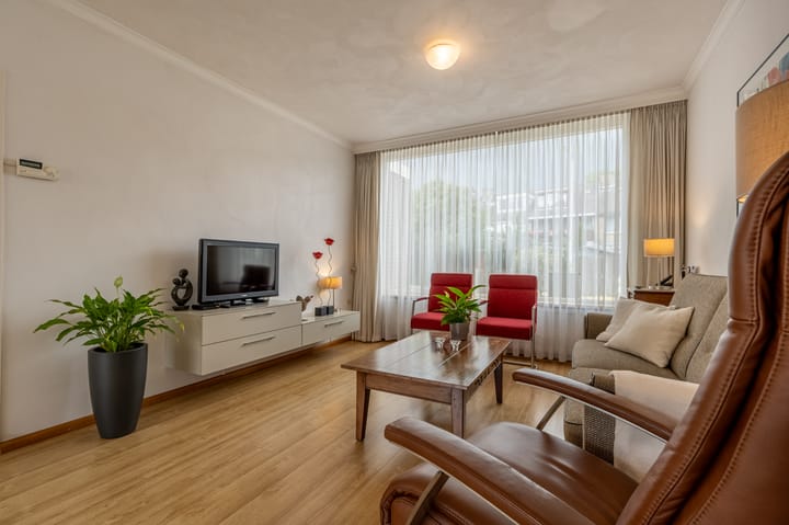 Photo 4 of Heyne van Althenastraat 28